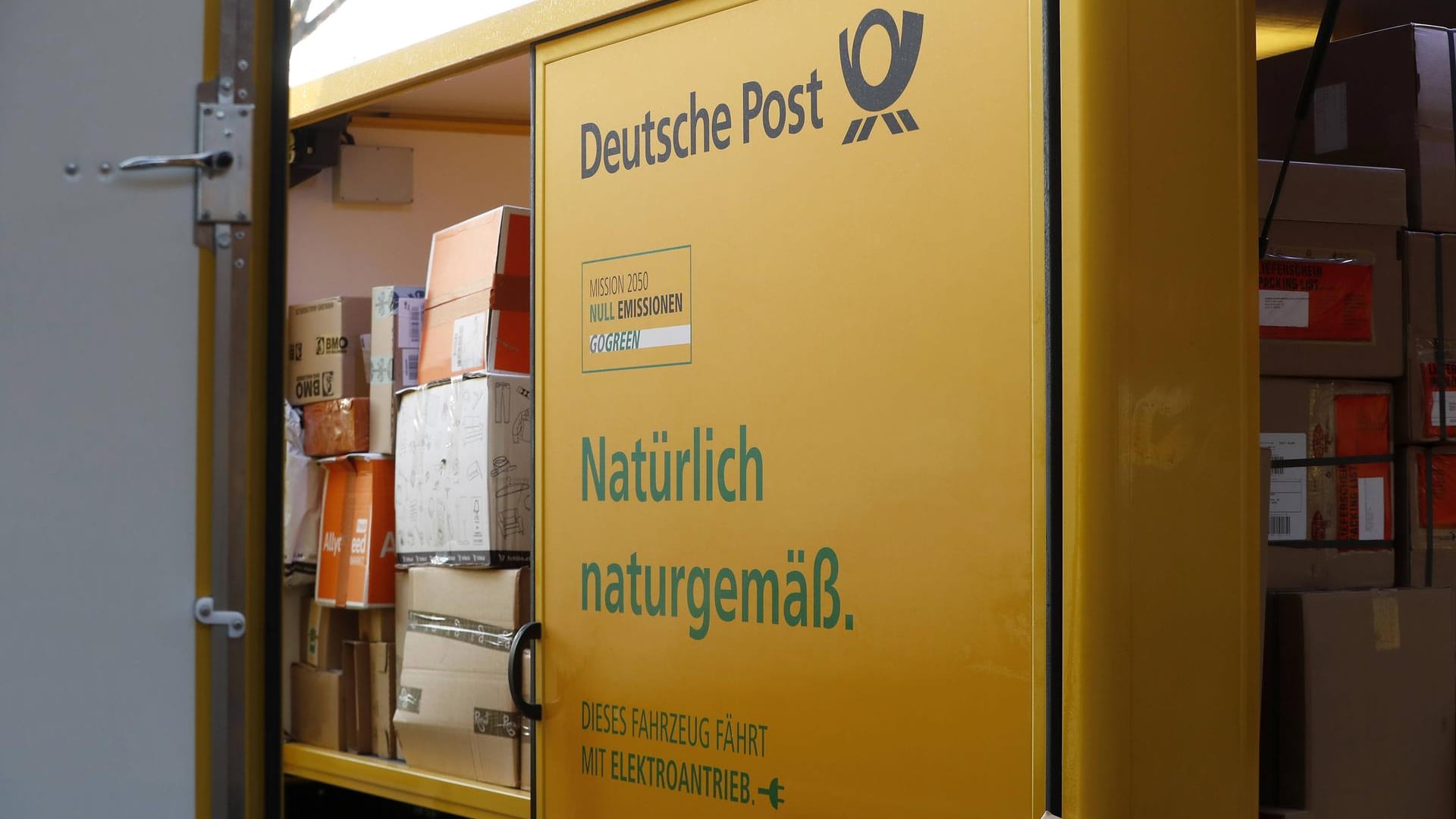Ein Zustellauto der Deutschen Post mit Elektroantrieb: 23 solcher Fahrzeuge wurden in der Nähe von Karlsruhe beschädigt (Symbolbild). Ein Zustellauto der Deutschen Post mit Elektroantrieb: 23 solcher Fahrzeuge wurden in der Nähe von Karlsruhe beschädigt (Symbolbild).