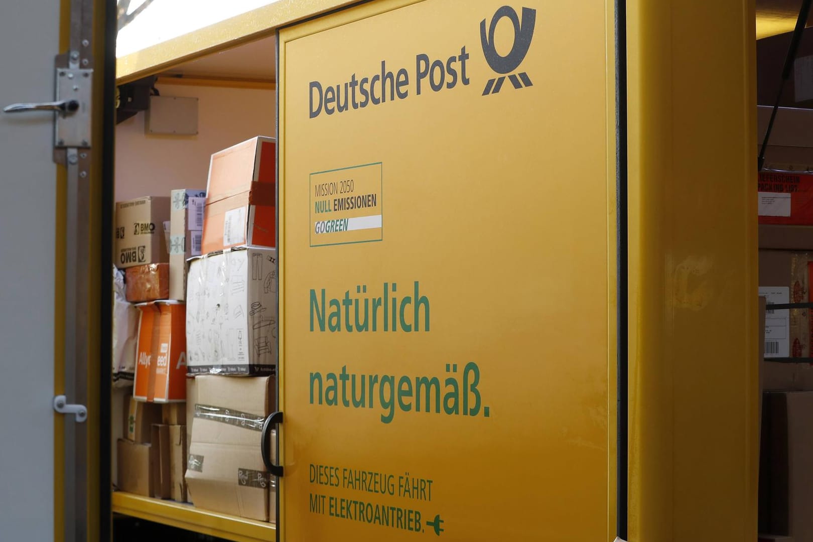Ein Zustellauto der Deutschen Post mit Elektroantrieb: 23 solcher Fahrzeuge wurden in der Nähe von Karlsruhe beschädigt (Symbolbild).