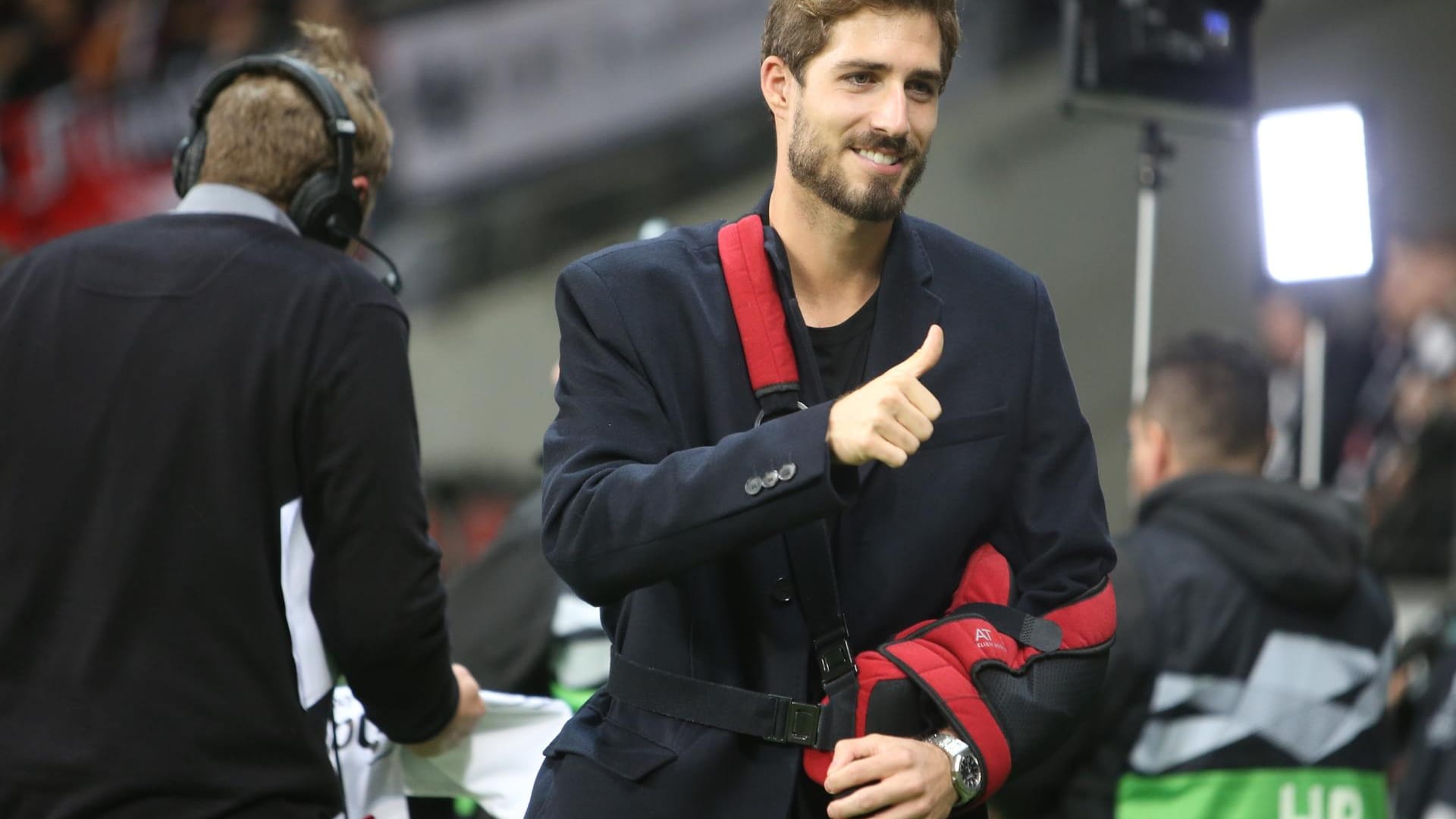 Torwart Kevin Trapp mit dem Arm in der Schlinge: Im Januar könnte der Keeper von Eintracht Frankfurt wieder einsatzfähig sein.