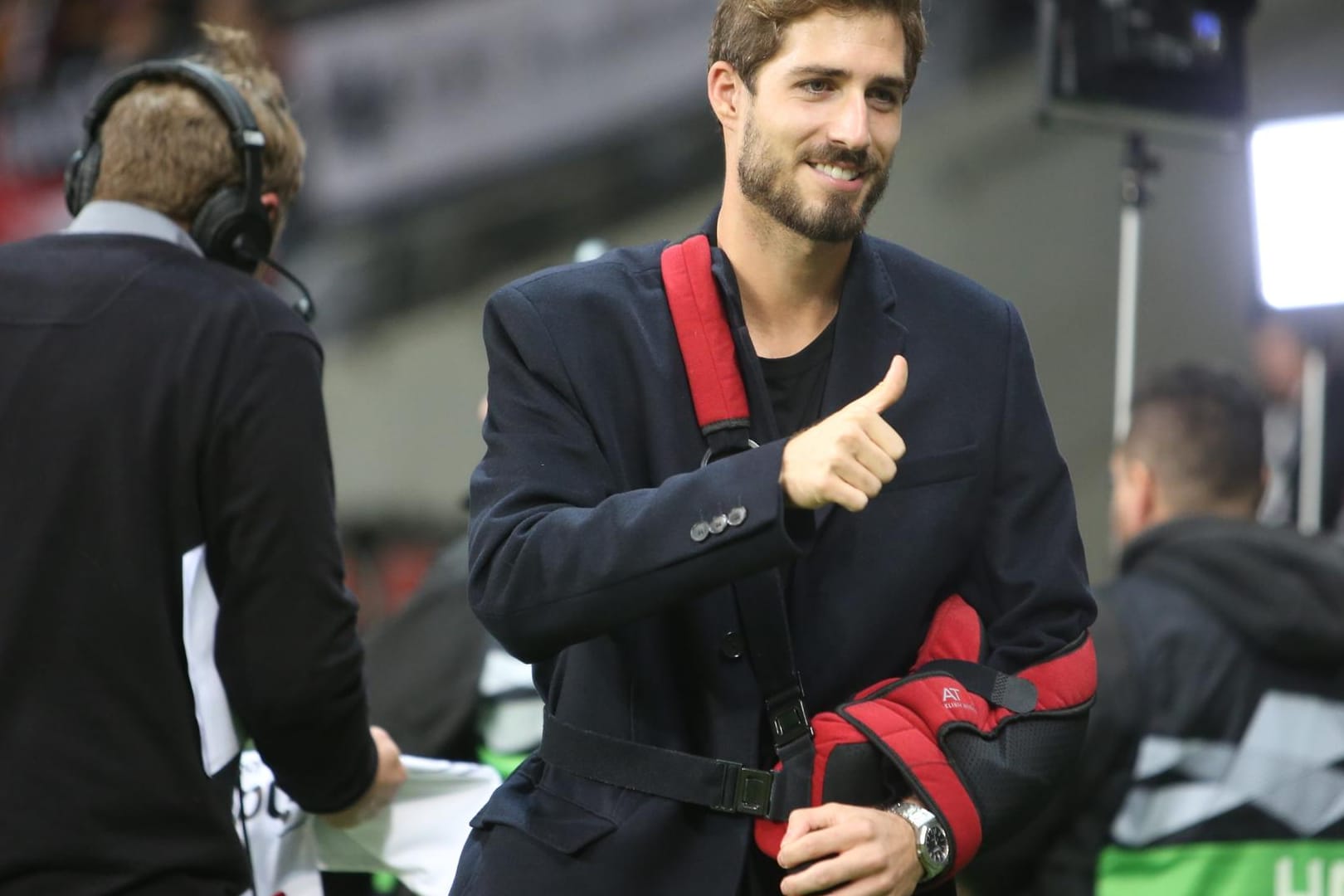 Torwart Kevin Trapp mit dem Arm in der Schlinge: Im Januar könnte der Keeper von Eintracht Frankfurt wieder einsatzfähig sein.