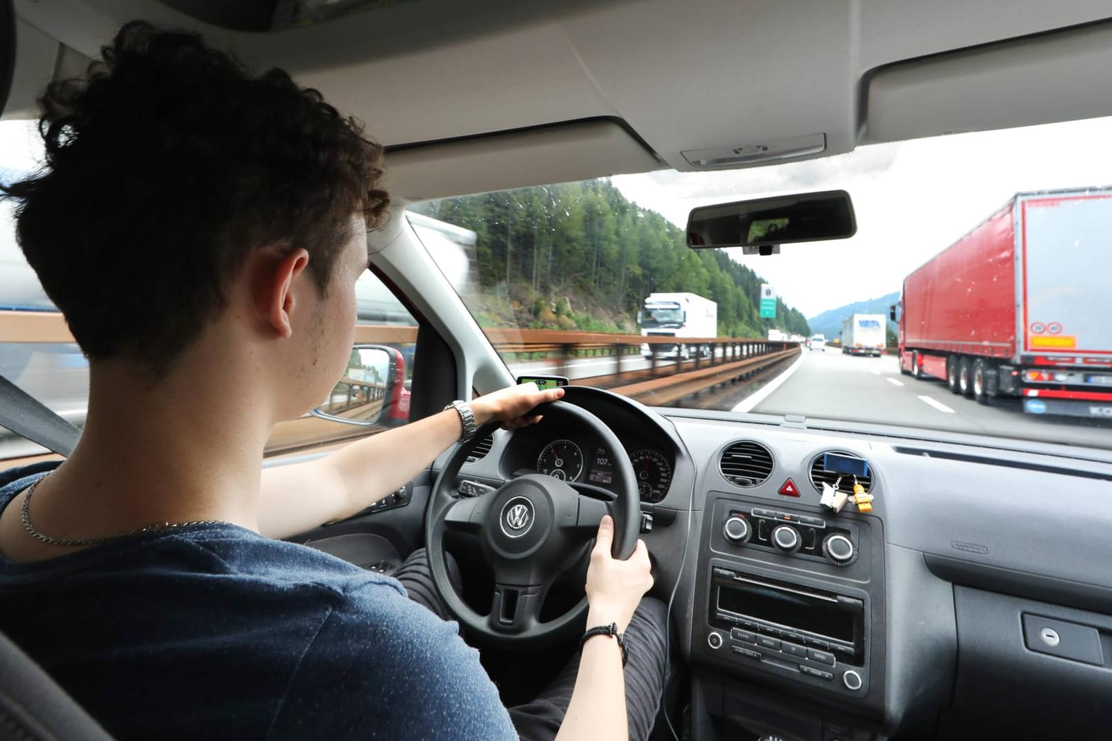 Junger Mann am Steuer: Die Polizei hat in zwei Bundesländern Jugendliche beim Autofahren gestoppt. (Symbolbild)