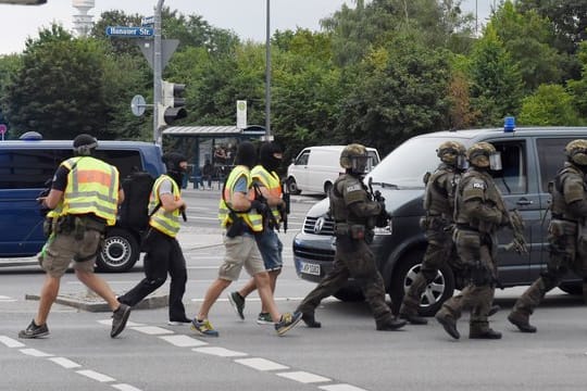 Polizisten in Spezialausrüstung in der Nähe des Olympia-Einkaufszentrums (OEZ).