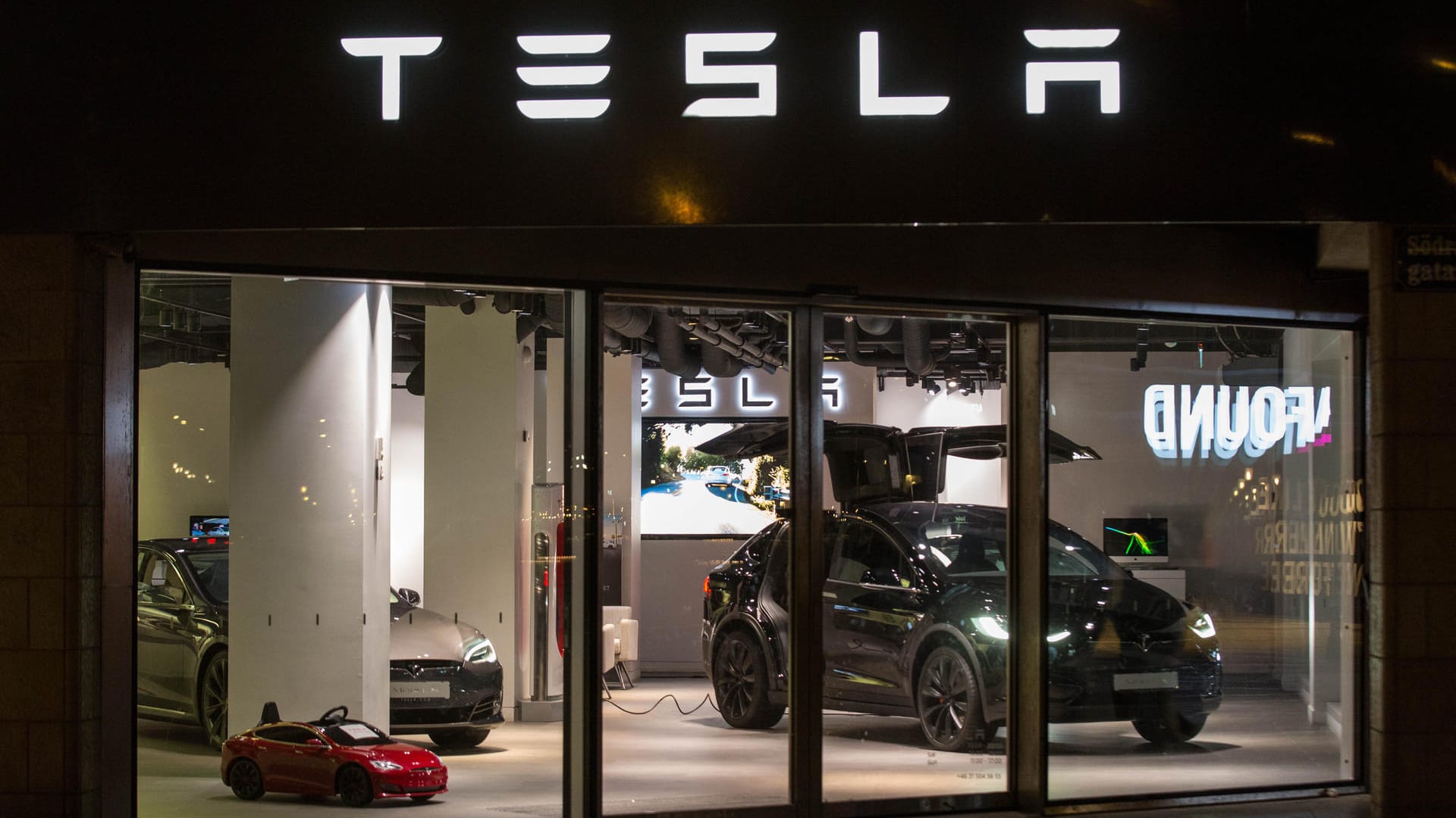 Tesla-Shop in Schweden: Im vergangenen Quartal hat der Automobilhersteller mehr Gewinne eingefahren als erwartet.