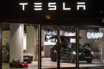 Tesla-Shop in Schweden: Im vergangenen Quartal hat der Automobilhersteller mehr Gewinne eingefahren als erwartet.