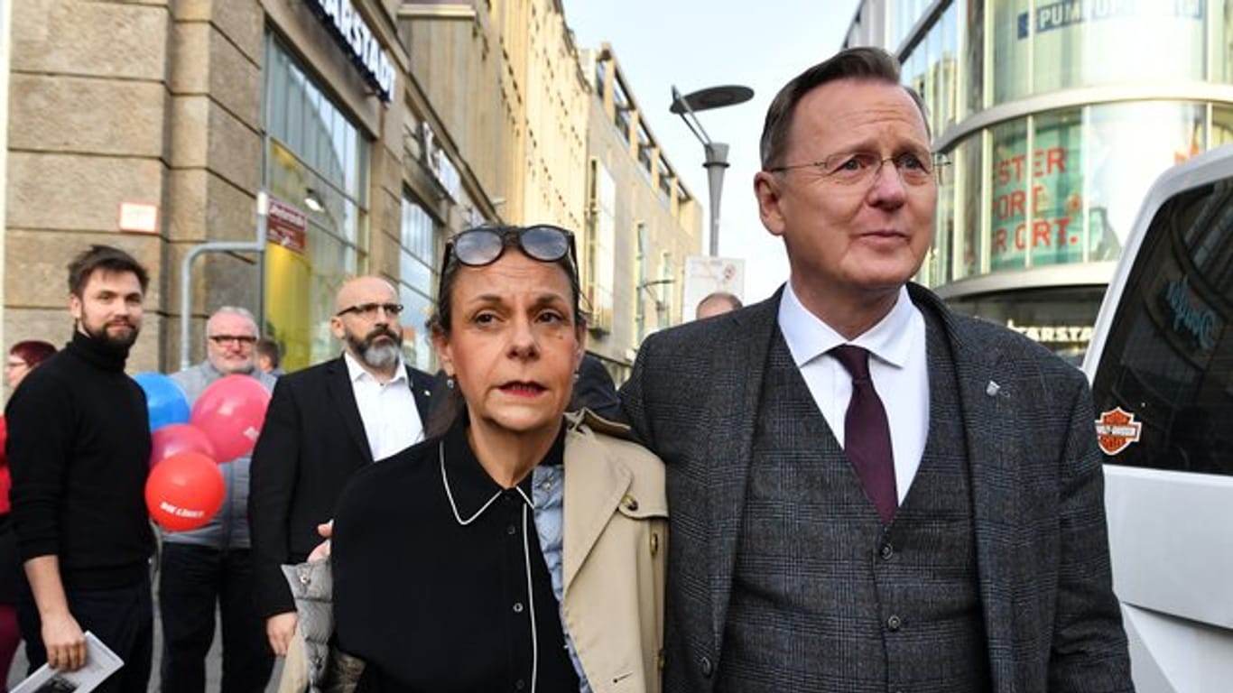 Bodo Ramelow kommt mit seiner Frau zum Wahlkampfabschluss in Erfurt.
