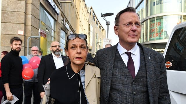 Bodo Ramelow kommt mit seiner Frau zum Wahlkampfabschluss in Erfurt. Bodo Ramelow kommt mit seiner Frau zum Wahlkampfabschluss in Erfurt.