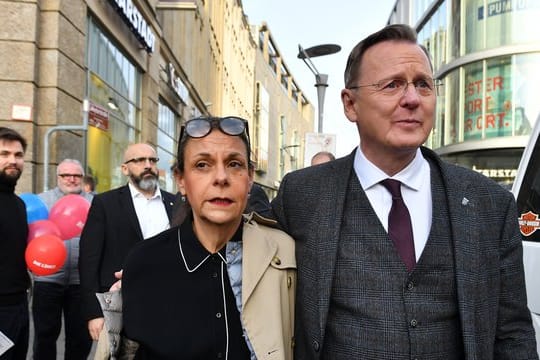 Bodo Ramelow kommt mit seiner Frau zum Wahlkampfabschluss in Erfurt.