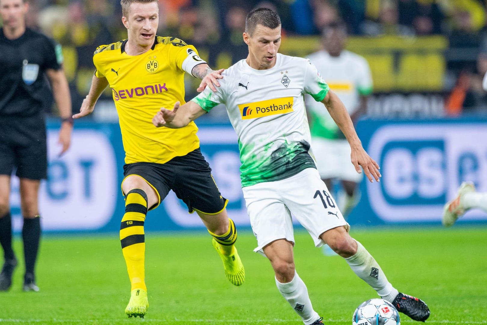 Marco Reus gegen Stefan Lainer: Beim Spiel gegen Mönchengladbach war der BVB-Kapitän noch dabei.