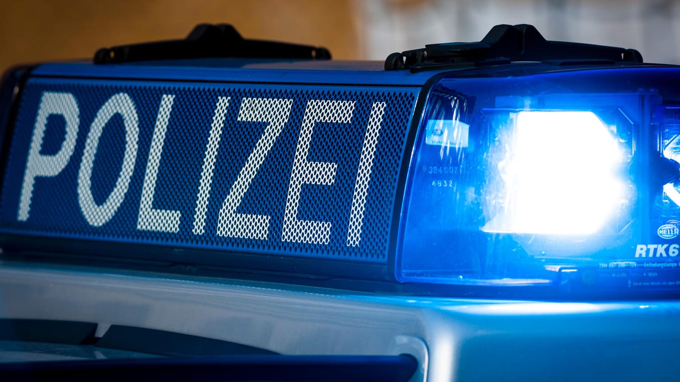 Blaulichtanlage auf Polizeiauto: Ein falscher Wagen der Polizei wurde in Celle von Beamten gestoppt. (Symbolbild)