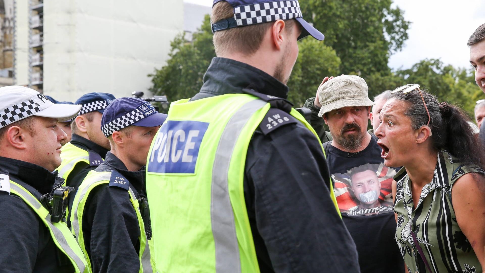 Eine Frau schreit britische Polizisten an: Einer Umfrage zufolge findet die Mehrheit der Briten Gewalt gegen Politiker legitim.