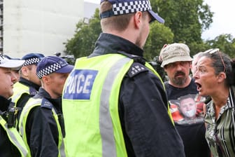 Eine Frau schreit britische Polizisten an: Einer Umfrage zufolge findet die Mehrheit der Briten Gewalt gegen Politiker legitim.