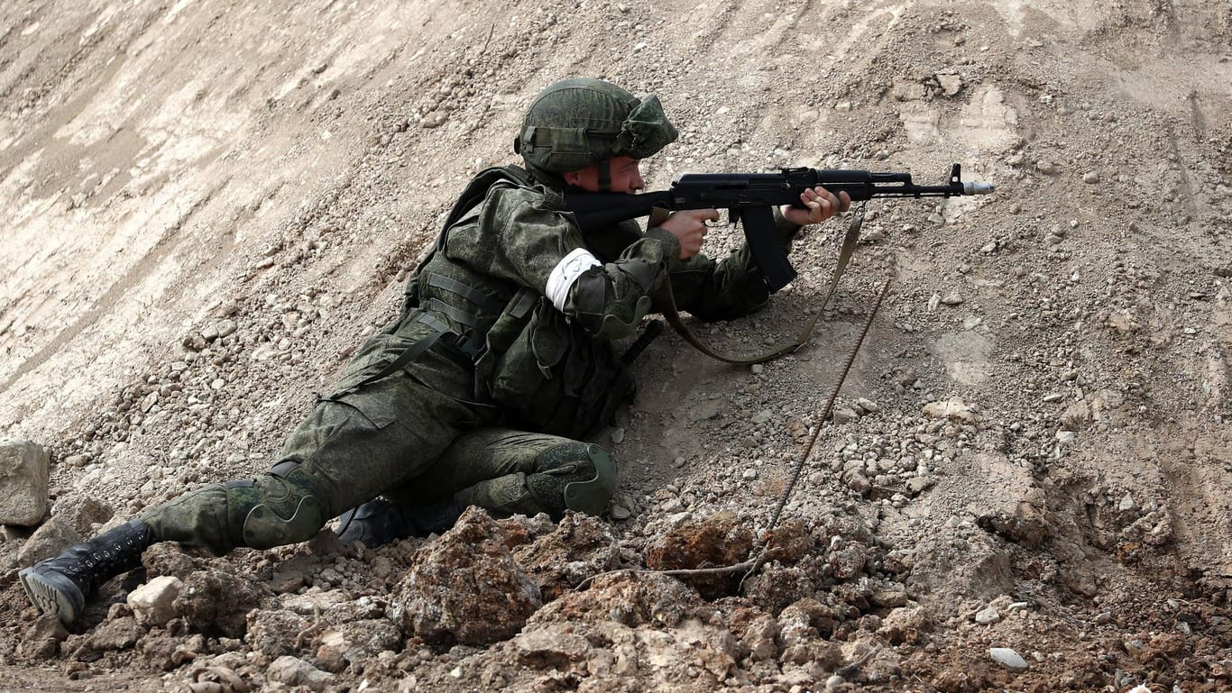 Russischer Soldat im Training: Auf einem Stützpunkt in Südsibirien hat ein Soldat acht Kameraden erschossen. (Symbolbild)