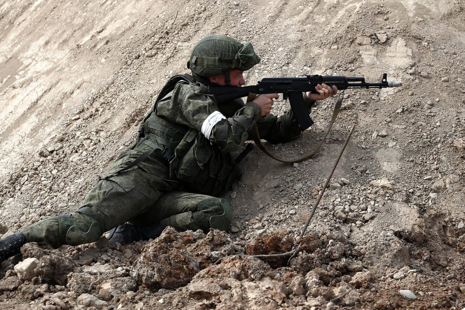 Russischer Soldat im Training: Auf einem Stützpunkt in Südsibirien hat ein Soldat acht Kameraden erschossen. (Symbolbild)