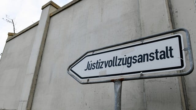 Die meisten Bewerber schaffen die Aufnahmeprüfung für den Beruf des Justizvollzugsbeamten nicht.