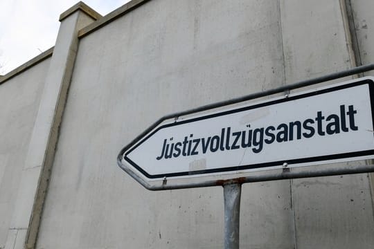 Die meisten Bewerber schaffen die Aufnahmeprüfung für den Beruf des Justizvollzugsbeamten nicht.