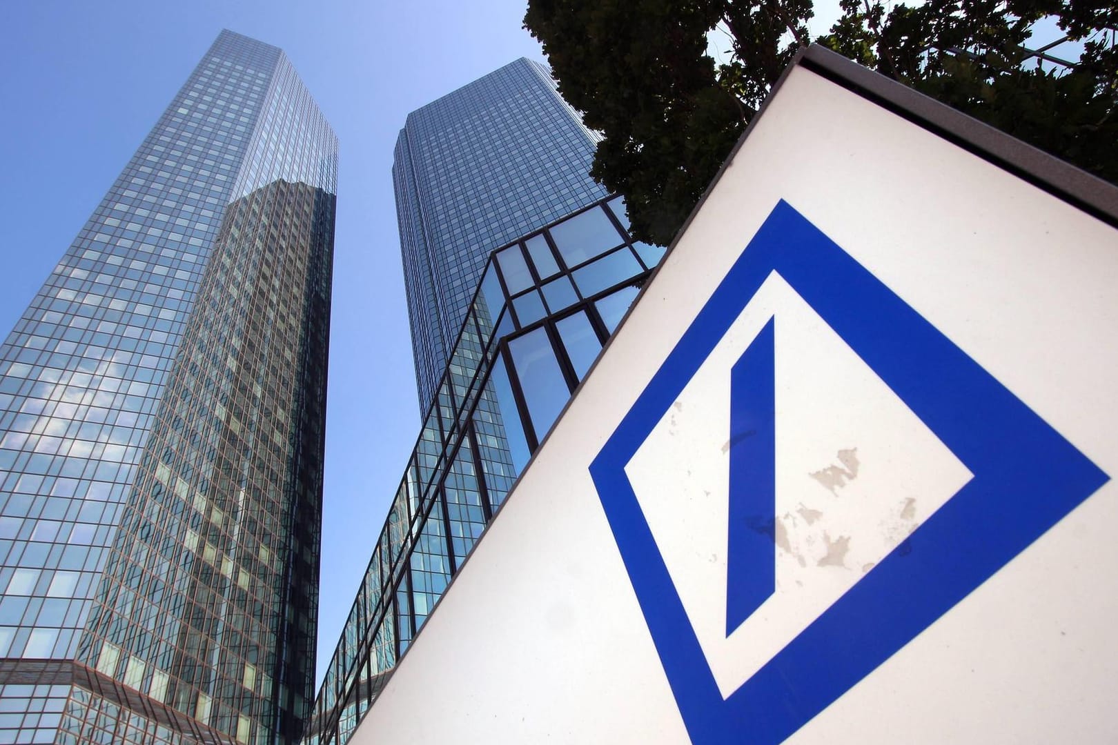 Logo der Deutschen Bank in Frankfurt: Die Deutsche Bank wies den Vorwurf zurück, dass die Aktionäre nicht ausreichend informiert wurden. Logo der Deutschen Bank in Frankfurt: Die Deutsche Bank wies den Vorwurf zurück, dass die Aktionäre nicht ausreichend informiert wurden.