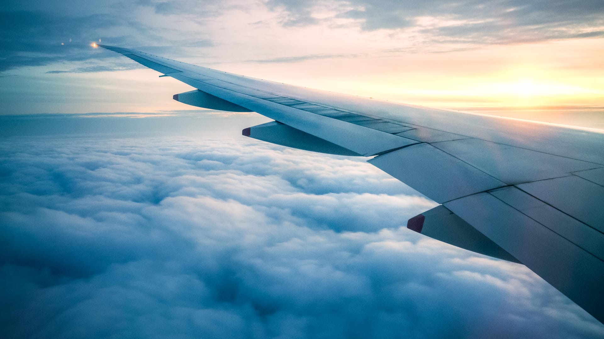 Flugzeug in der Luft: Wenn Sie zu betrunken sind, kann Ihnen die Airline den Flug verweigern.