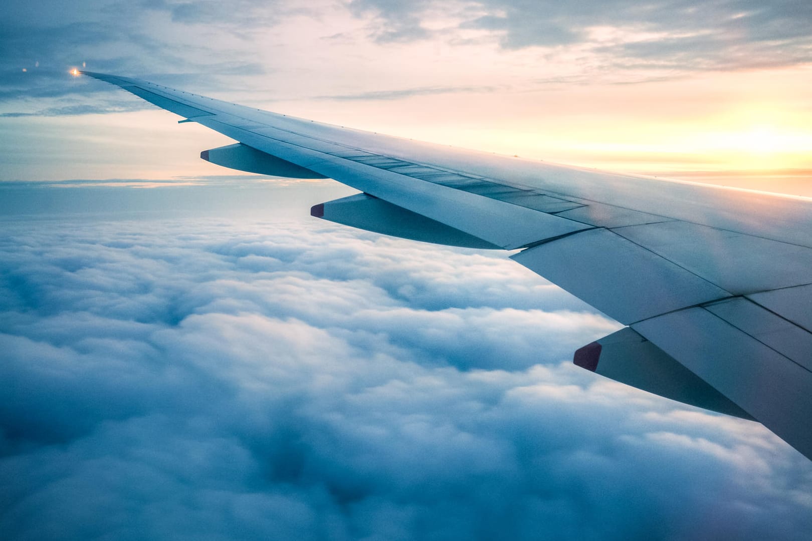 Flugzeug in der Luft: Wenn Sie zu betrunken sind, kann Ihnen die Airline den Flug verweigern.