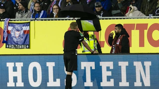 Schiedsrichter Timo Gerach schaut sich die strittige Szene des Spiels Kiel gegen Bochum an.