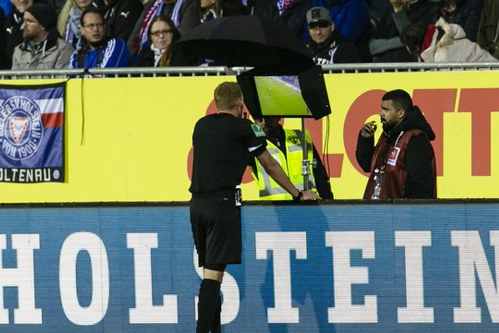 Schiedsrichter Timo Gerach schaut sich die strittige Szene des Spiels Kiel gegen Bochum an.