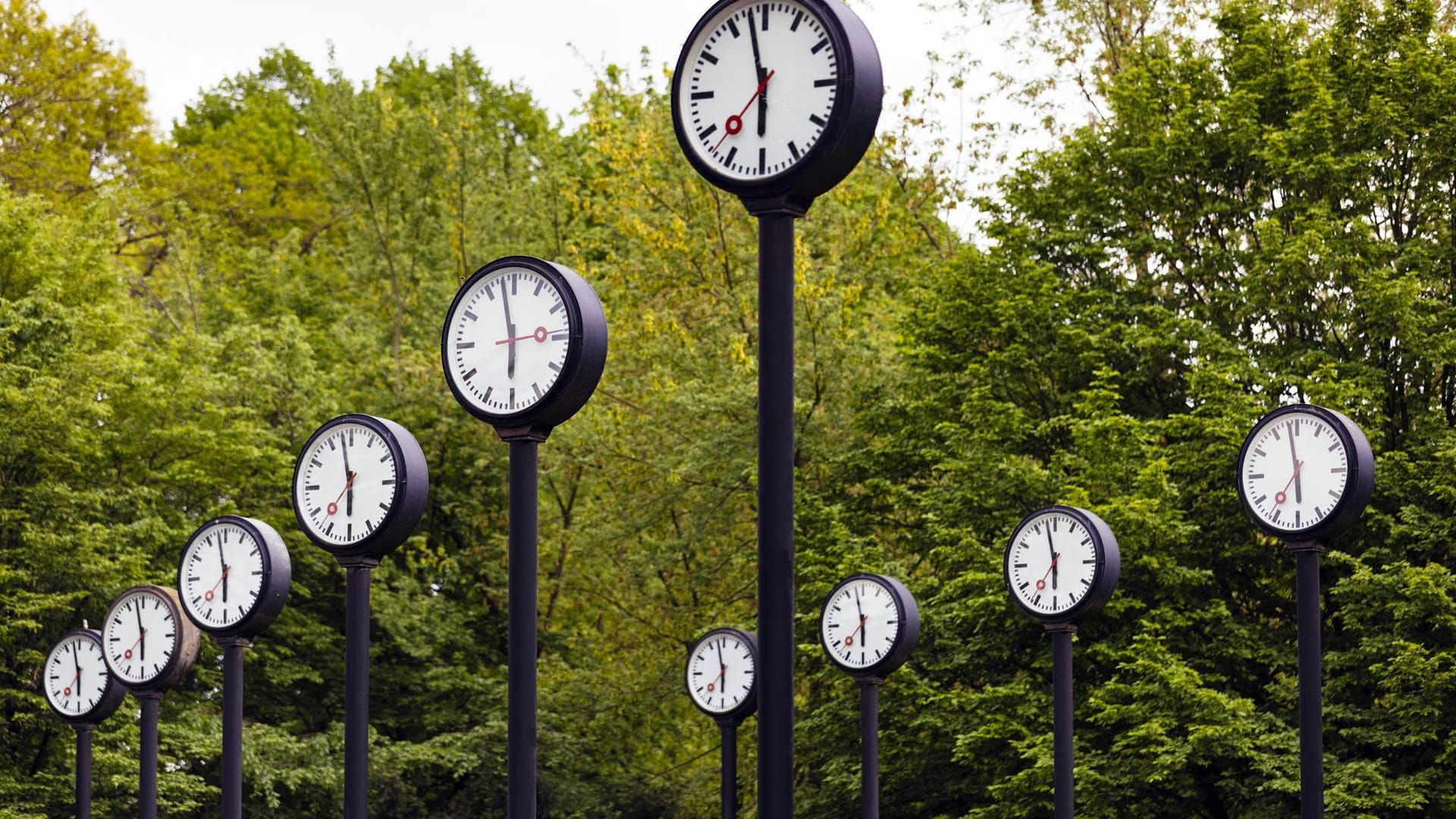 Bahnhofsuhren: Am Sonntag wird die Sommerzeit auf die Winterzeit umgestellt.