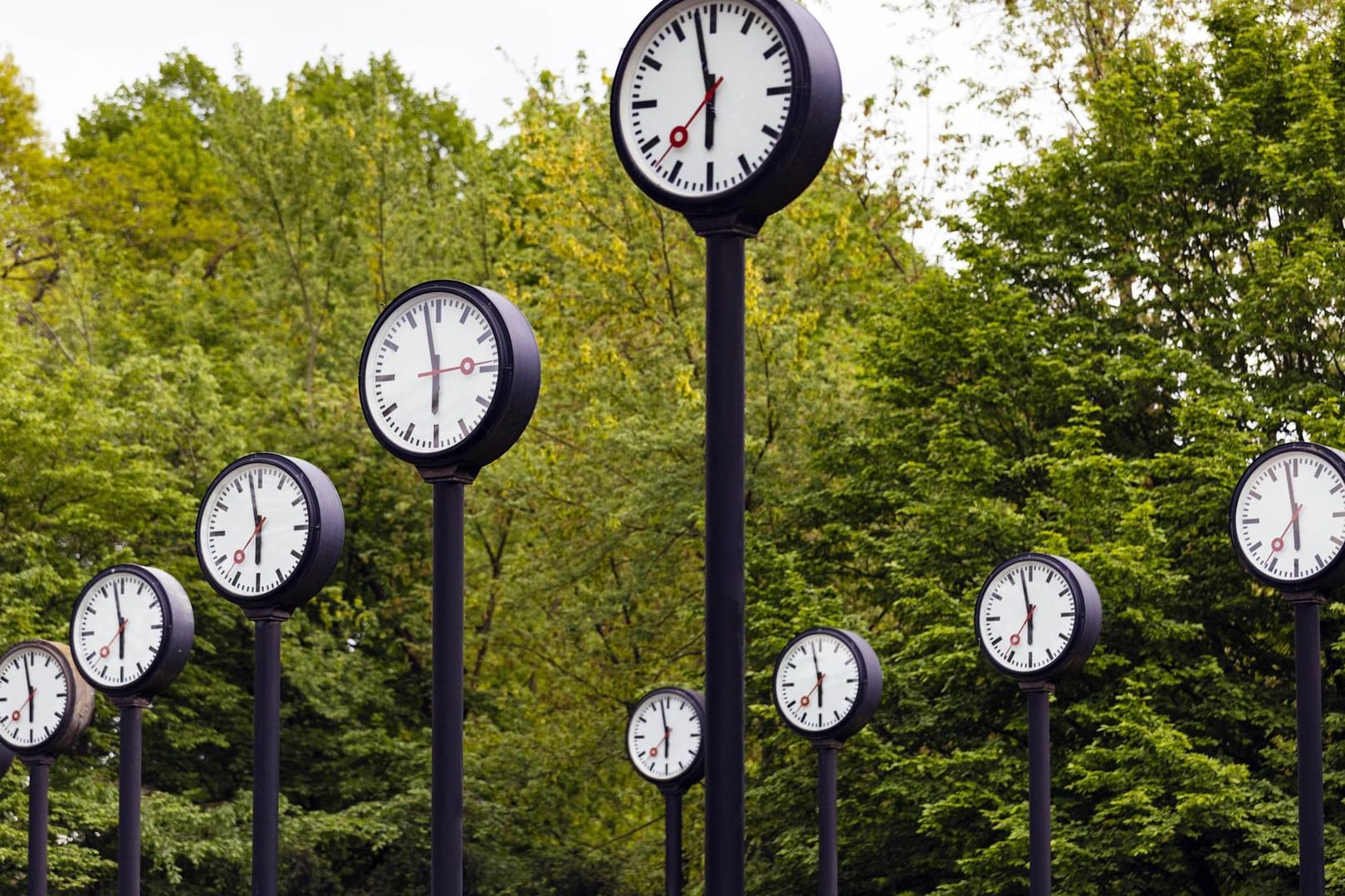 Bahnhofsuhren: Am Sonntag wird die Sommerzeit auf die Winterzeit umgestellt.