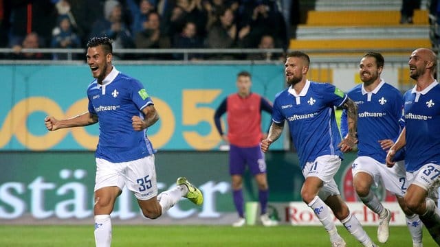 Darmstadts Dario Dumic (l) feiert sein Tor zum 1:0-Endstand gegen Erzgebirge Aue. Darmstadts Dario Dumic (l) feiert sein Tor zum 1:0-Endstand gegen Erzgebirge Aue.