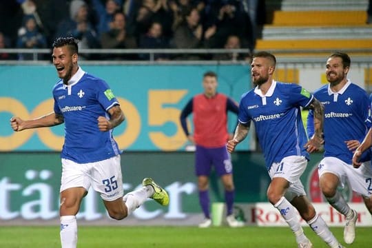 Darmstadts Dario Dumic (l) feiert sein Tor zum 1:0-Endstand gegen Erzgebirge Aue.