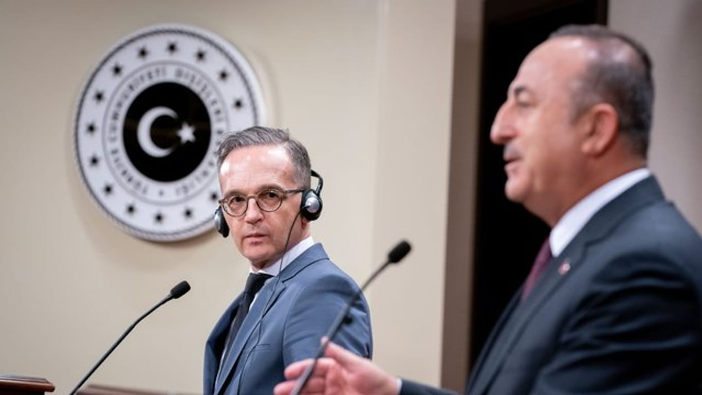 Bundesaußenminister Heiko Maas und sein türkischer Amtskollege Mevlüt Cavusoglu (r) geben nach ihrem Gespräch eine Pressekonferenz.