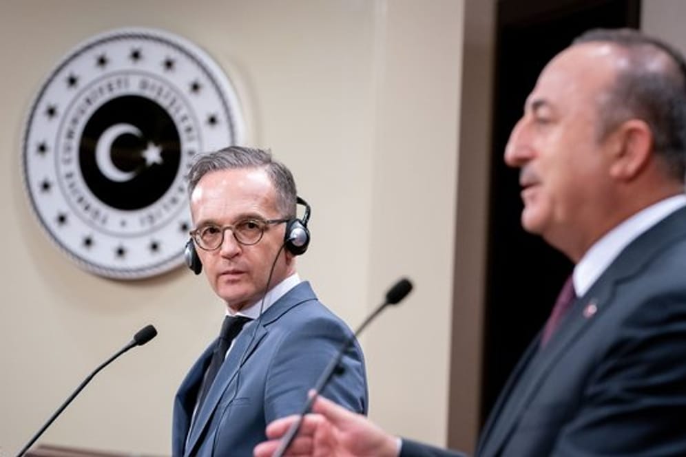 Bundesaußenminister Heiko Maas und sein türkischer Amtskollege Mevlüt Cavusoglu (r) geben nach ihrem Gespräch eine Pressekonferenz.