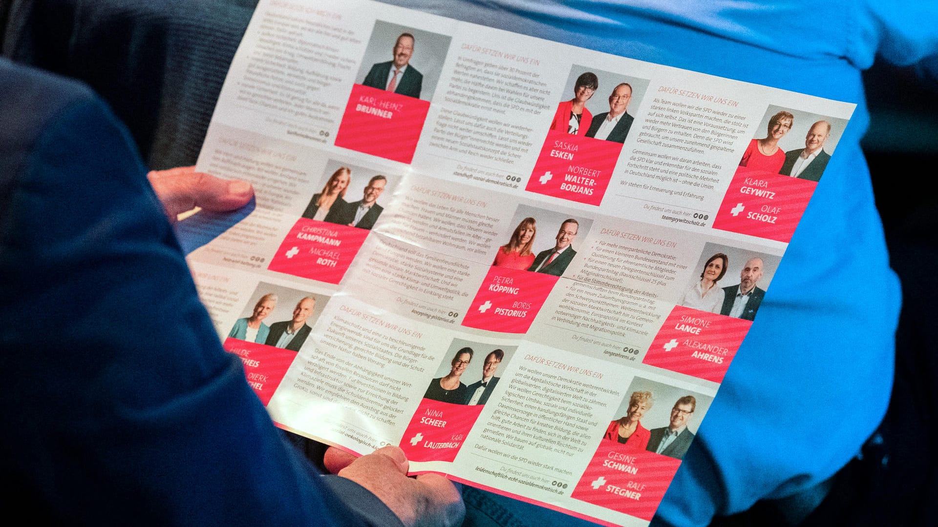 Ein Mann schaut sich die Kandidaten-Duos für den Parteivorsitz der SPD bei der letzten Regionalkonferenz auf einem Flyer an.