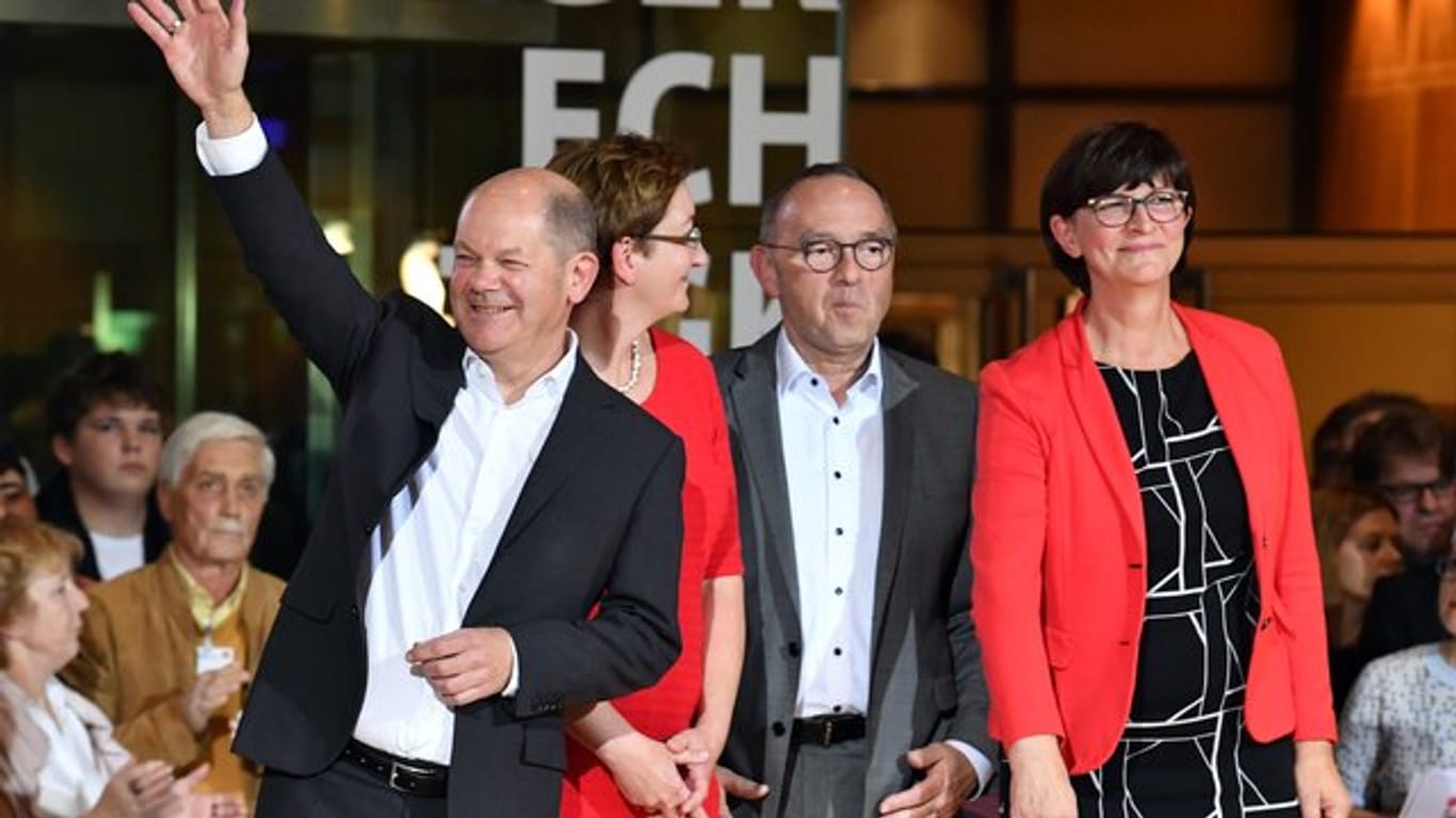 Die Kandidatenpaare Olaf Scholz (l-r) und Klara Geywitz sowie Norbert Walter-Borjans und Saskia Esken stehen nach der Bekanntgabe des Ergebnisses des Mitgliedervotums auf der Bühne des Willy-Brandt-Hauses.