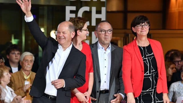 Die Kandidatenpaare Olaf Scholz (l-r) und Klara Geywitz sowie Norbert Walter-Borjans und Saskia Esken stehen nach der Bekanntgabe des Ergebnisses des Mitgliedervotums auf der Bühne des Willy-Brandt-Hauses. Die Kandidatenpaare Olaf Scholz (l-r) und Klara Geywitz sowie Norbert Walter-Borjans und Saskia Esken stehen nach der Bekanntgabe des Ergebnisses des Mitgliedervotums auf der Bühne des Willy-Brandt-Hauses.