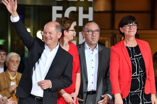 Die Kandidatenpaare Olaf Scholz (l-r) und Klara Geywitz sowie Norbert Walter-Borjans und Saskia Esken stehen nach der Bekanntgabe des Ergebnisses des Mitgliedervotums auf der Bühne des Willy-Brandt-Hauses.