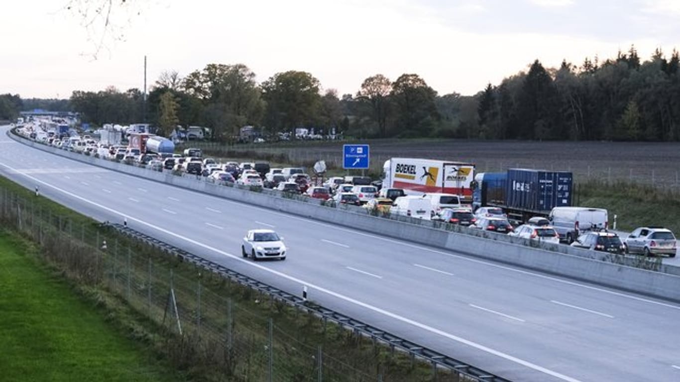 Autos stehen auf der Autobahn A7 in einer Richtung im Stau