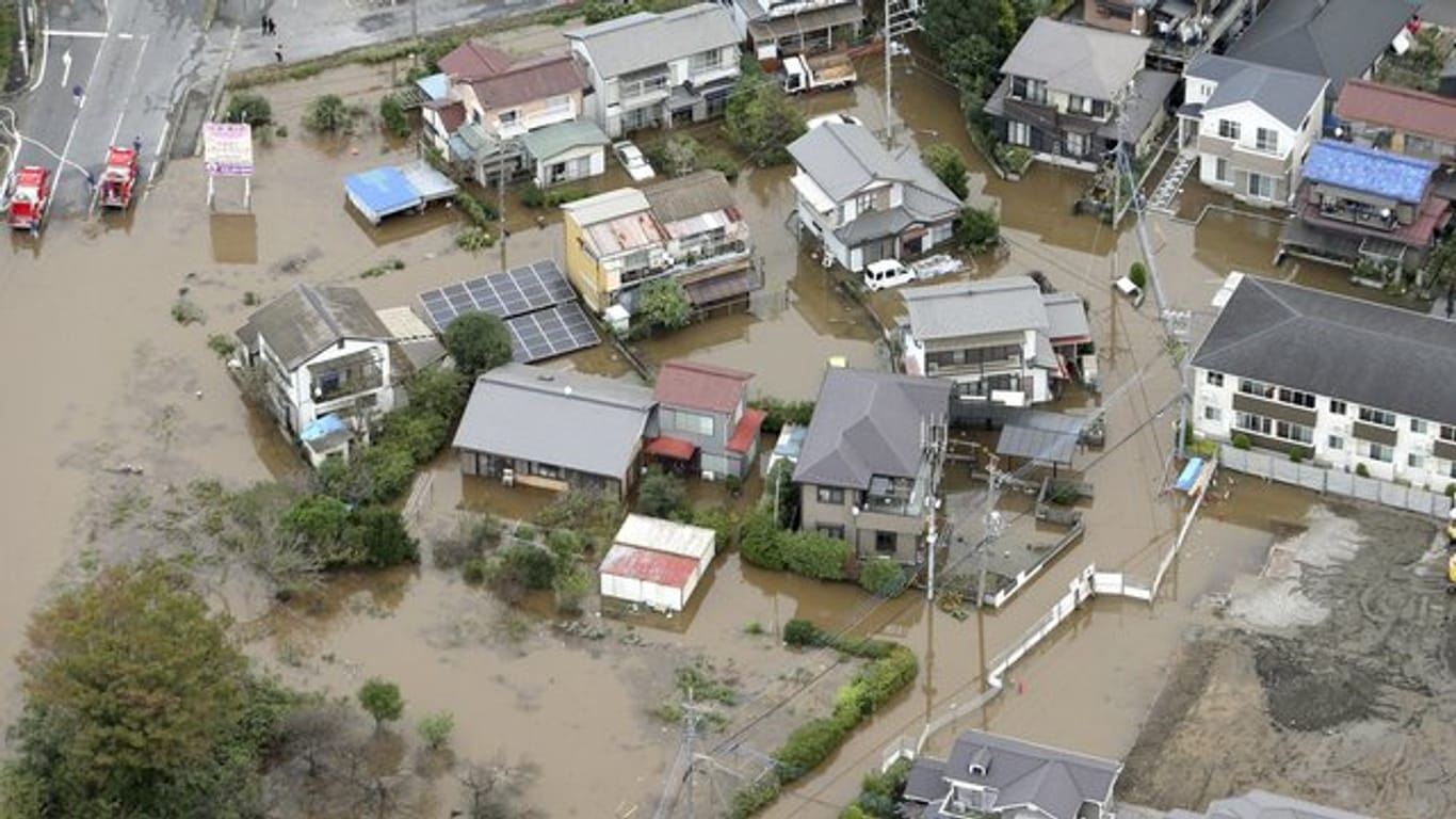 Überflutetes Wohngebiet in der Stadt Sakura in der Präfektur Chiba.