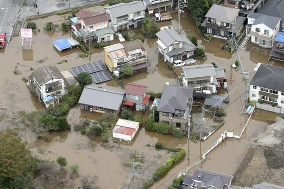 Überflutetes Wohngebiet in der Stadt Sakura in der Präfektur Chiba.
