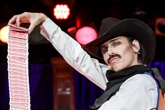 Meret Becker spielt in "Die fünf glorreichen Sieben" einen Saloon-Helden.