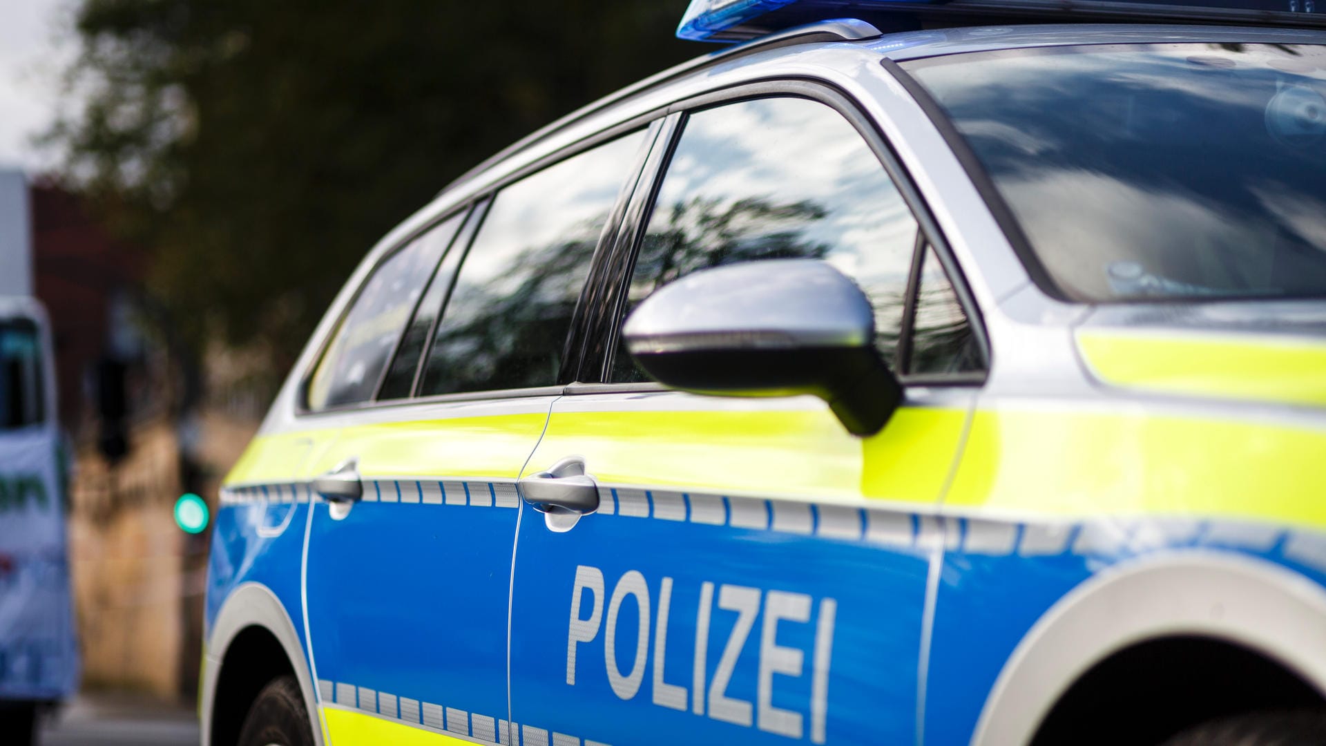 Polizeifahrzeug: Zwei Männer haben einen Supermarkt in Hamburg in Aufruhr versetzt. (Symbolbild) Polizeifahrzeug: Zwei Männer haben einen Supermarkt in Hamburg in Aufruhr versetzt. (Symbolbild)