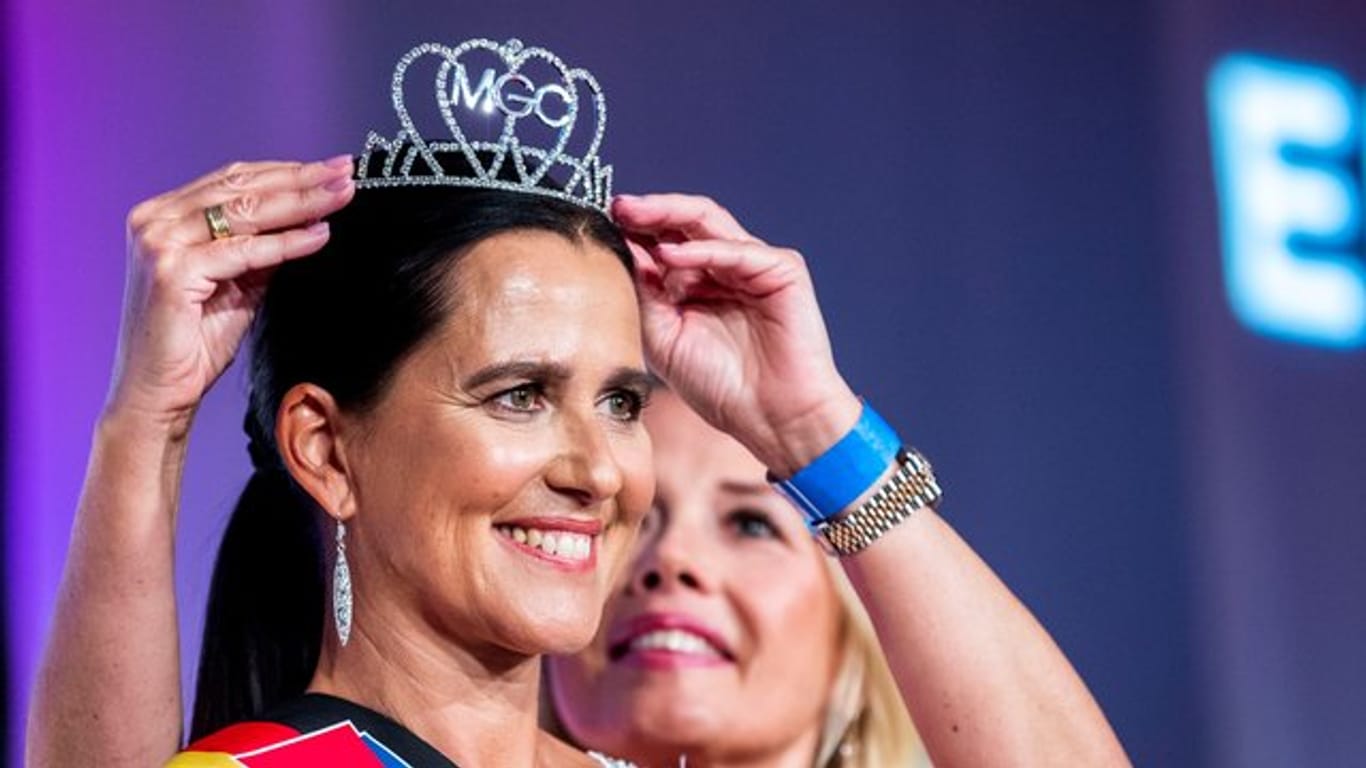 Der Siegerin Tatjana Jünger wird nach dem Finale des Schönheitswettbewerbs "Miss 50 plus" die Krone aufgesetzt.