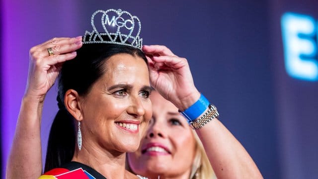 Der Siegerin Tatjana Jünger wird nach dem Finale des Schönheitswettbewerbs "Miss 50 plus" die Krone aufgesetzt.