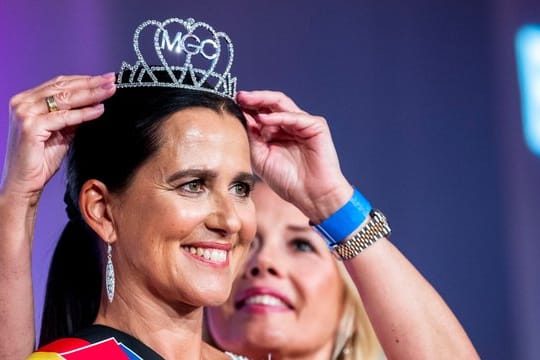 Der Siegerin Tatjana Jünger wird nach dem Finale des Schönheitswettbewerbs "Miss 50 plus" die Krone aufgesetzt.