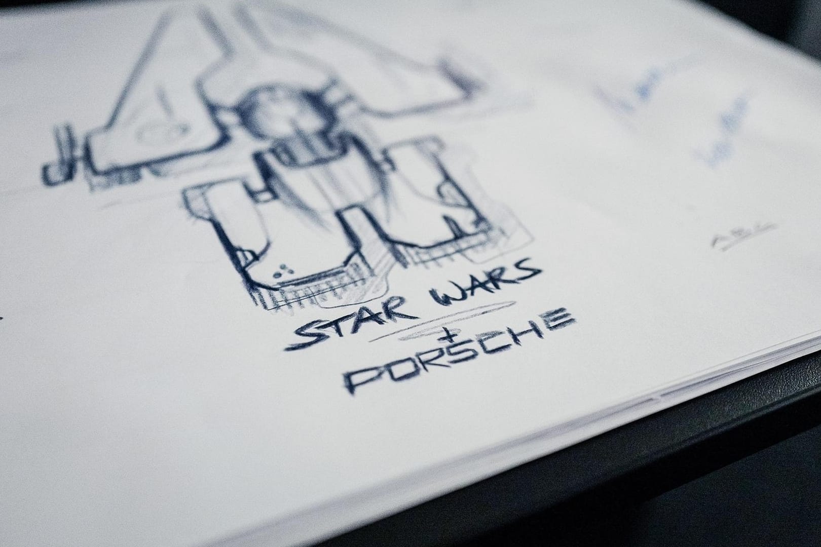 Porsche und Star Wars: Der Sportwagenhersteller setzt zusammen mit Lucasfilm ein Raumschiff speziell für die finale Episode der Skywalker-Saga um. Porsche und Star Wars: Der Sportwagenhersteller setzt zusammen mit Lucasfilm ein Raumschiff speziell für die finale Episode der Skywalker-Saga um.
