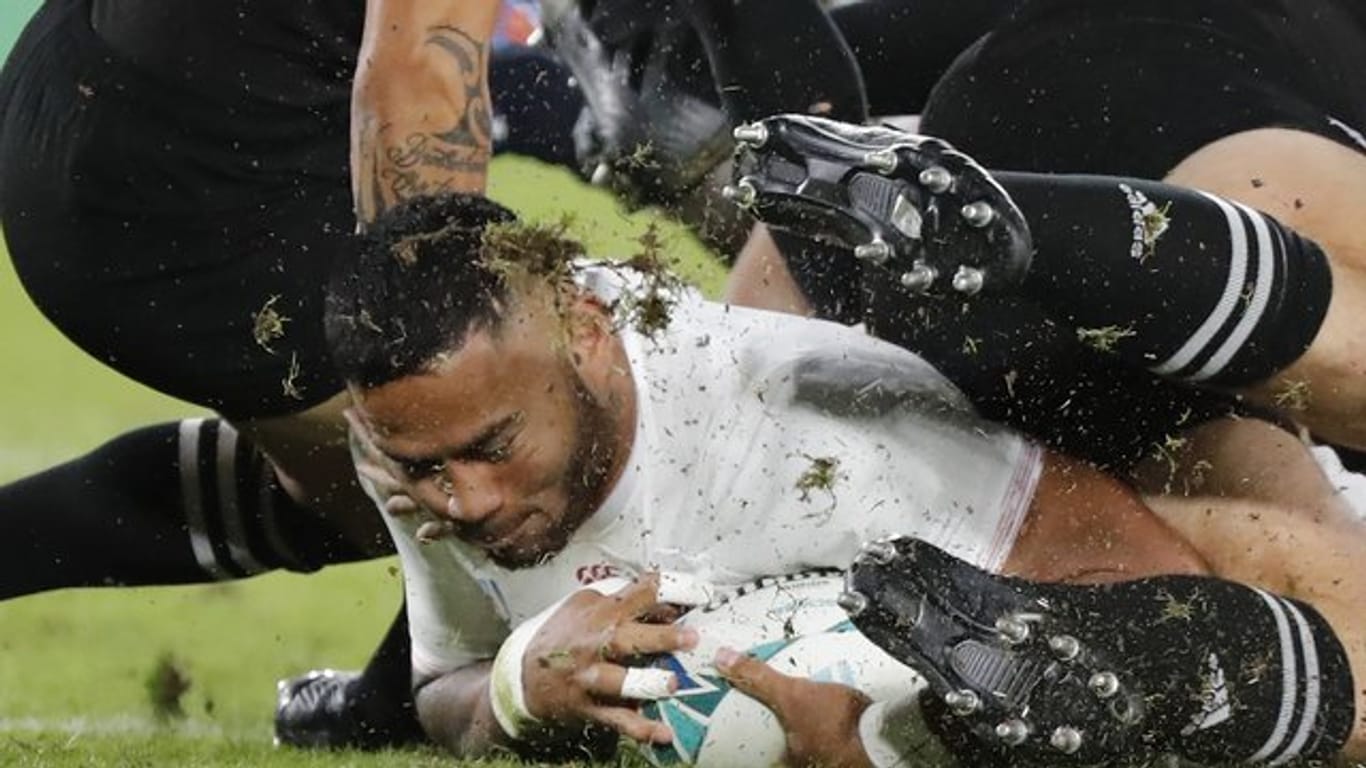 Englands Manu Tuilagi sichert sich das Rugby-Ei.
