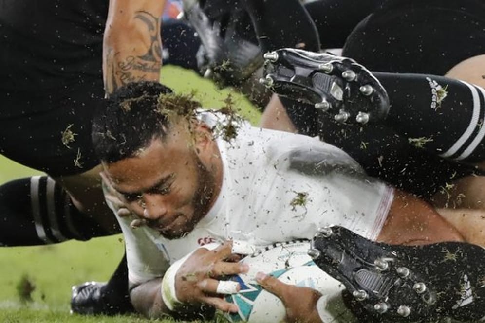 Englands Manu Tuilagi sichert sich das Rugby-Ei.