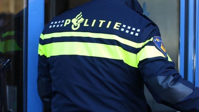 Ein niederländischer Polizei während eines Einsatzes. Ein niederländischer Polizei während eines Einsatzes.