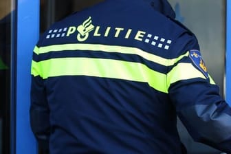 Ein niederländischer Polizei während eines Einsatzes.