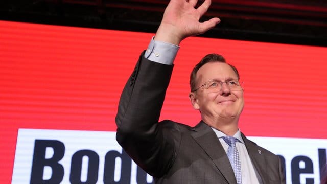 Ministerpräsident Bodo Ramelow winkt seinen Anhängern zu bei der Wahlparty der Linken in Erfurt. Ministerpräsident Bodo Ramelow winkt seinen Anhängern zu bei der Wahlparty der Linken in Erfurt.