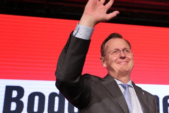 Ministerpräsident Bodo Ramelow winkt seinen Anhängern zu bei der Wahlparty der Linken in Erfurt.