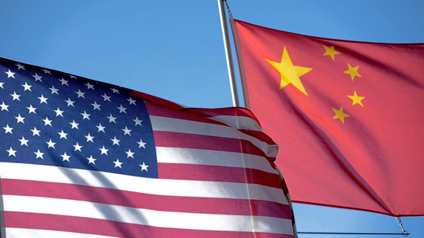 Die US-amerikanische Flagge (links) und die Flagge der Volksrepublik China: Ist ein Ende des Handelsstreits in Sicht?